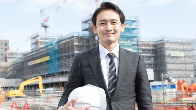 建設現場の監理を任される経営業務管理責任者の男性