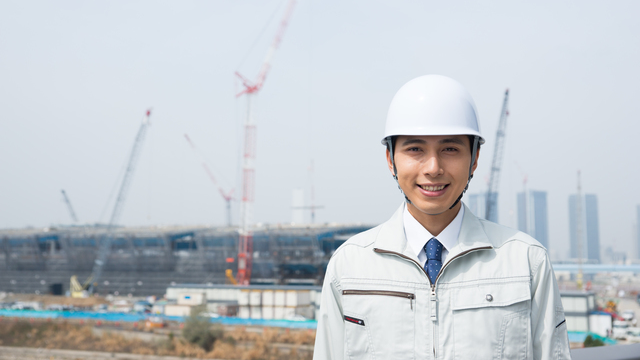 建築中の建物の建設現場で仕事をする建設業者