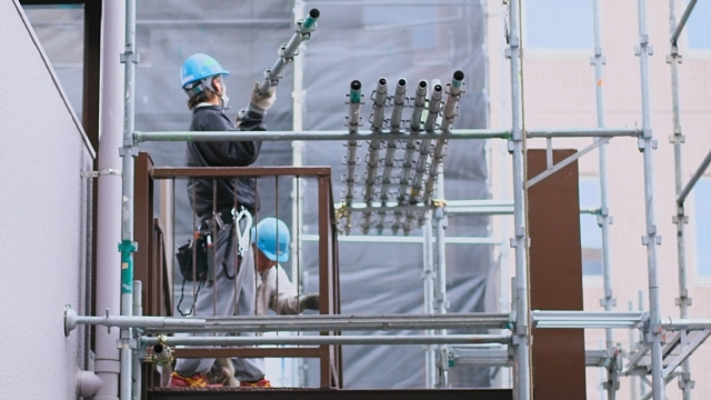 足場で作業する建設業の技術者