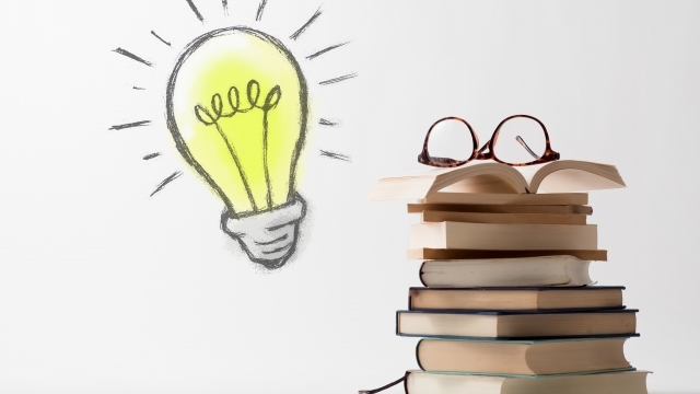 山積みの申請書類と閃きを表す電球のイラスト